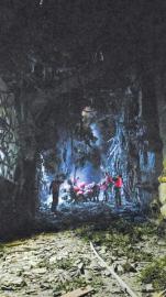 武警阿坝支队第六大队官兵在九寨沟宋城旅游区展开救援。(武警四川省总队供图)