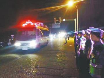 警方赶往九寨沟县救援。(绵阳公安供图)</p><p>