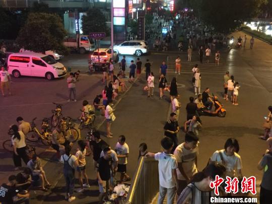 8日晚四川发生地震,西安震感明显,居民纷纷汇聚于户外。 党田野 摄