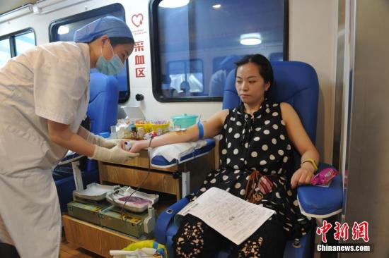 8月8日21时19分在四川阿坝州九寨沟县发生7.0级地震,震源深度20千米。截至9日上午10点,成都市12个献血点共接待197位爱心市民,其中118位成功捐献血液。黄文杰 摄