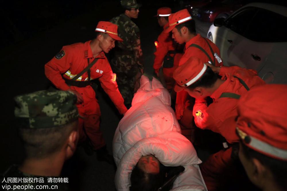 直击九寨沟震中救援 官兵冒着垮塌滚石进行生命接力【5】