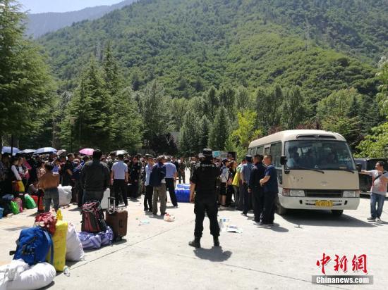 8��8��21ʱ19�����Ĵ������ݾ�կ���ط���7.0��������Դ���20ǧ�ס�ͼΪ�ȴ�������ο͡�<a target='_blank' href='http://www.chinanews.com/' ></table>������</a>���� ��Դ ��