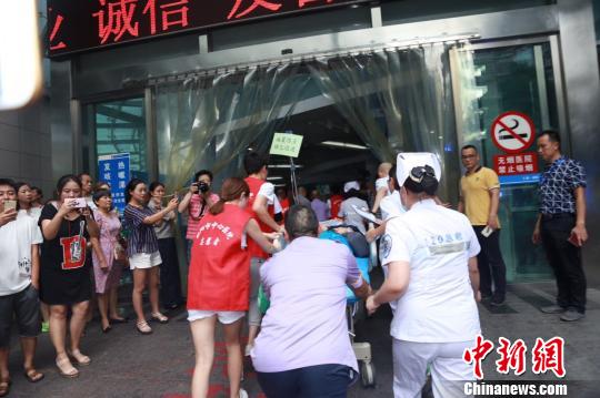 4名伤员运抵绵阳市中心医院。 董媛媛 摄