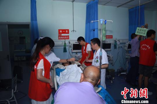 医护人员正在对伤员进行检查。 董媛媛 摄