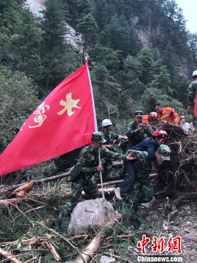 图为武警水电部队官兵转移伤员。 武警水电部队供图 摄