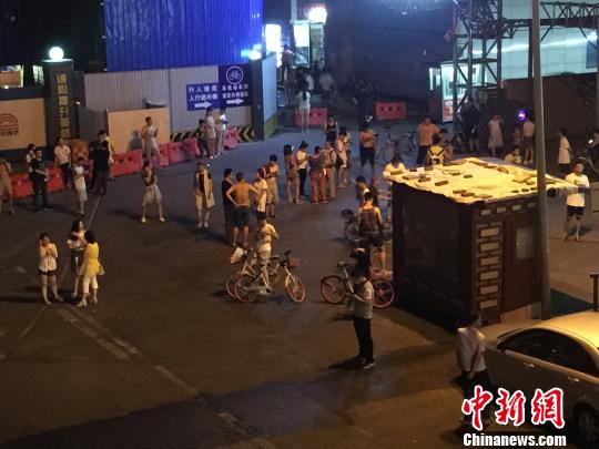 ͼΪ8�����䣬�Ĵ������ݾ�կ���ص��𲨼�����������������ԣ���������¥�»���·�ԵĿ����ش����𡣡�����Ұ ��