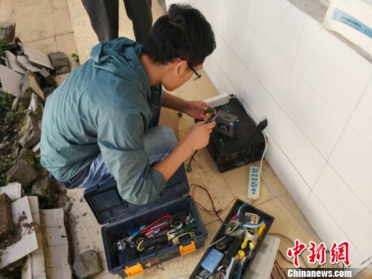 监测工作组正在架设流动监测设备。 四川省地震局供图 摄