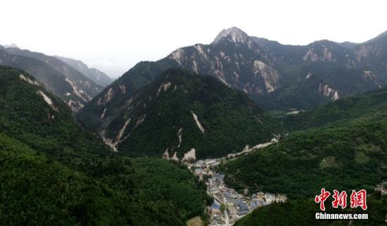 8月10日,空中俯瞰震后的山体,四川九寨沟“8.8”地震震源中心附近山体“千疮百孔”,受损情况严重。<a target='_blank' href='http://www.chinanews.com/'></table>中新社</a>记者 刘忠俊 摄