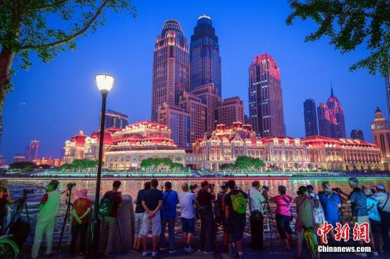 8月17日晚,第十三届全运会即将开幕,“点亮海河”活动在天津海河两畔的进行了彩排、预演。 <a target='_blank' href='http://www.chinanews.com/'></table>中新社</a>记者 佟郁 摄