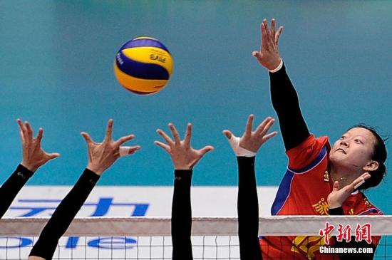 8月22日晚,天津队(红)球员在比赛中扣球。当晚,第十三届全运会女子排球成年组决赛阶段比赛在天津人民体育馆拉开战幕,东道主天津队3-2战胜福建队取得开门红。 <a target='_blank' href='http://www.chinanews.com/'></table>中新社</a>记者 佟郁 摄
