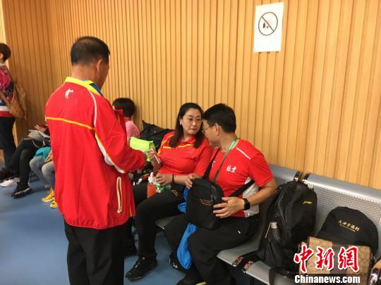 赛后陈颖与教练交流。 闫旭 摄