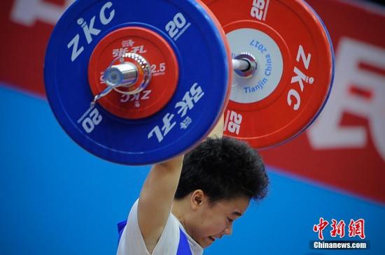 8月28日下午,第十三届全运会举重比赛首个决赛项目女子48公斤级的争夺在天津市滨海新区大港体育馆进行。最终,湖南选手侯志慧以208公斤(抓举93公斤、挺举115公斤)获得总成绩冠军。<a target='_blank' href='http://www.chinanews.com/'></table>中新社</a>记者 佟郁 摄