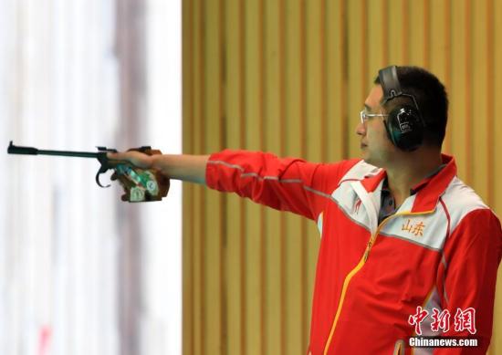 8月28日,天津团泊体育中心射击馆,第十三届全国运动会男子50米手枪预赛现场,全运会七朝元老谭宗亮以第五名进入决赛。 <a target='_blank' href='http://www.chinanews.com/'></table>中新社</a>记者 翟羽佳 摄