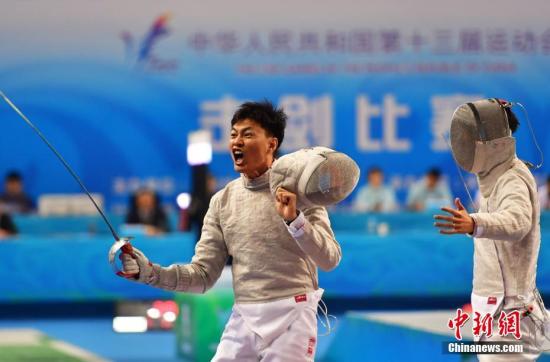 9月1日,天津全运会男子佩剑团体赛,由北京奥运会冠军仲满(左)领衔的江苏队在半决赛对阵上海队。此前,仲满曾带领江苏队两获全运会团体冠军。 <a target='_blank' href='http://www.chinanews.com/'></table>中新社</a>记者 翟羽佳 摄