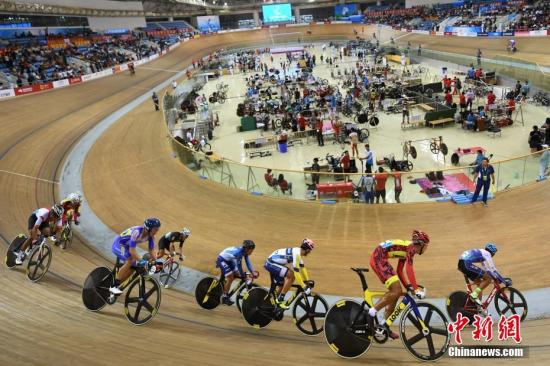 9月1日,天津团泊体育中心自行车馆,场地自行车男子麦迪逊赛进行激烈角逐,上海队与香港队分获冠亚军。<a target='_blank' href='http://www.chinanews.com/'></table>中新社</a>记者 武俊杰 摄