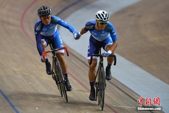 9月1日,天津团泊体育中心自行车馆,场地自行车男子麦迪逊赛进行激烈角逐,高肇蔚、梁峻榮组成的香港队不敌上海队,屈居比赛亚军。<a target='_blank' href='http://www.chinanews.com/'></table>中新社</a>记者 武俊杰 摄