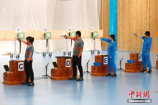 9月1日,天津全运会10米气手枪混合团体决赛在团泊体育中心射击馆举行,该项目为2020东京奥运会新增项目。来自河北的组合庞伟/赵须(蓝)在金牌争夺战中以7:6战胜河南组合周莹/何正阳,夺得冠军。<a target='_blank' href='http://www.chinanews.com/'></table>中新社</a>记者 富田 摄