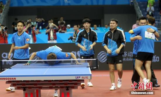 9月1日,天津全运会乒乓球男子团体决赛在武清体育馆举行,上海队胜四川队,获得金牌。图为上海队庆祝胜利,赵子豪亲吻球桌。<a target='_blank' href='http://www.chinanews.com/'></table>中新社</a>记者 张宇 摄
