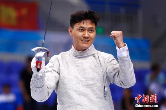 8月28日,天津全运会击剑男子佩剑个人决赛,仲满以15:9战胜江苏选手孙伟,摘得金牌。<a target='_blank' href='http://www.chinanews.com/'></table>中新社</a>记者 富田 摄