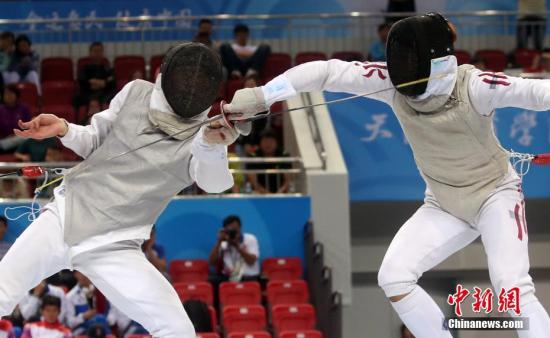 8月29日,天津全运会男子花剑个人赛在体育学院体育馆举行,福建陈海威(左)、香港崔浩然(右)分别获得金、银牌。图为两人在比赛中。 <a target='_blank' href='http://www.chinanews.com/'></table>中新社</a>记者 张宇 摄