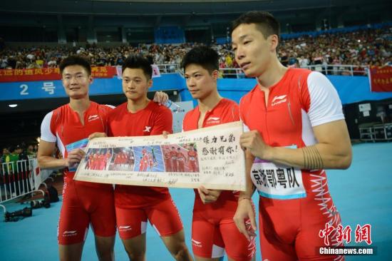 9月7日,天津奥林匹克中心体育场,在全运会男子4×100米接力决赛中,吴智强、谢震业、苏炳添、张培萌的强强组合以38秒16的成绩夺得冠军。 <a target='_blank' href='http://www.chinanews.com/'></table>中新社</a>记者 武俊杰 摄