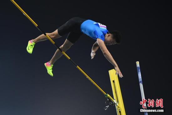 9月7日,天津奥林匹克中心体育场,在全运会男子撑竿跳高决赛中,山东名将薛长锐夺冠。 <a target='_blank' href='http://www.chinanews.com/'></table>中新社</a>记者 武俊杰 摄