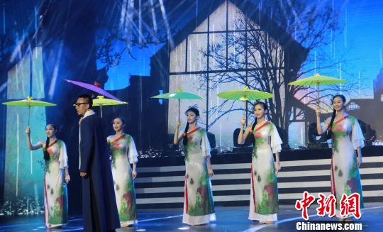 ��2017�ɶ��׽����ʫ���ܡ���ʽ��Ļ