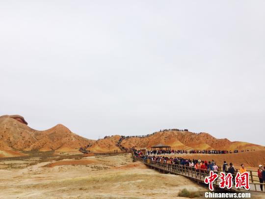 黄金周接近尾声张掖七彩丹霞“热度”仍持续