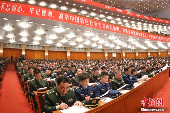 10月18日,中国共产党第十九次全国代表大会在北京人民大会堂开幕。习近平代表第十八届中央委员会向大会作了题为《决胜全面建成小康社会 夺取新时代中国特色社会主义伟大胜利》的报告。 <a target='_blank' href='http://www.chinanews.com/'></table>中新社</a>记者 盛佳鹏 摄