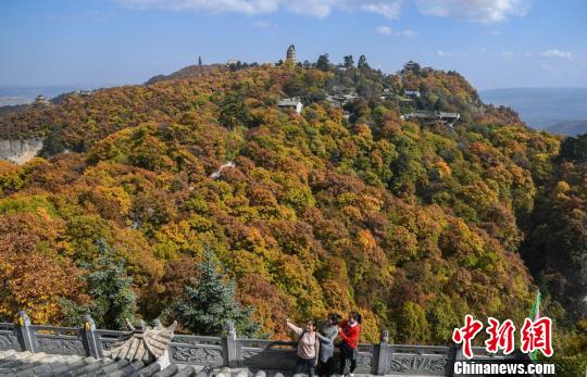 图为游人拍照。 徐振华 摄