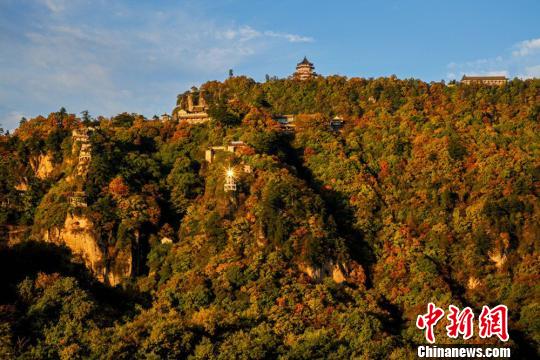 图为山上的古刹。 徐振华 摄