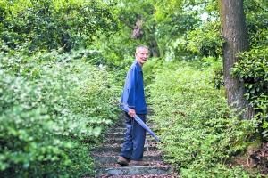 庆但叔走山路时健步如飞,村里的年轻人都追不上他