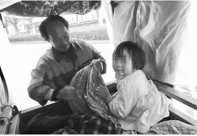 有时候,小梦真就睡在爸爸的三轮车里。