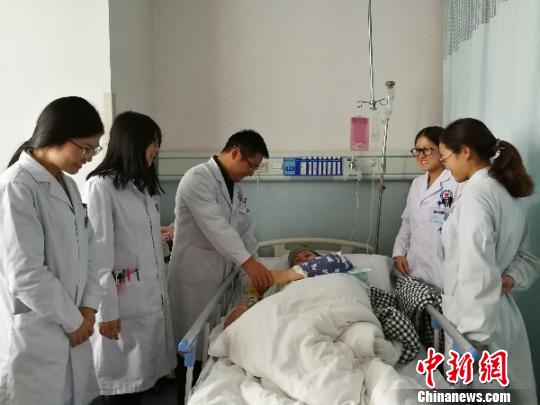 医护人员看望高龄产妇张某。绵阳市中心医院提供