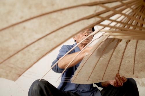 制作油纸伞的坎温老人。受访者供图