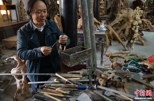 彭勇坚持使用手工工具进行艺术创作。 <a target='_blank' href='http://www.chinanews.com/' ></table>中新网</a> 王禹 摄