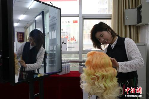 聂凤进行美发造型中。 <a target='_blank' href='http://www.chinanews.com/' ></table>中新网</a> 王禹 摄