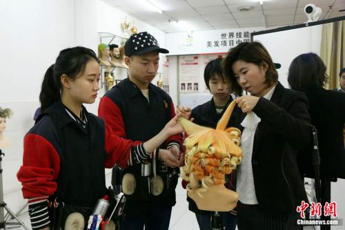 聂凤对她的学生进行指导。 <a target='_blank' href='http://www.chinanews.com/' ></table>中新网</a> 王禹 摄