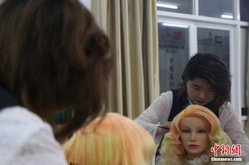 聂凤进行美发造型中。 <a target='_blank' href='http://www.chinanews.com/' ></table>中新网</a> 王禹 摄