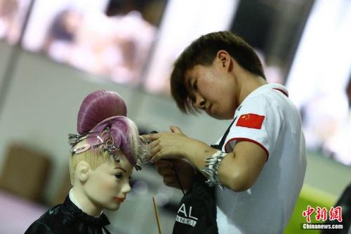 聂凤参加第43届世界技能大赛，并获得美发项目金牌。 聂凤供图