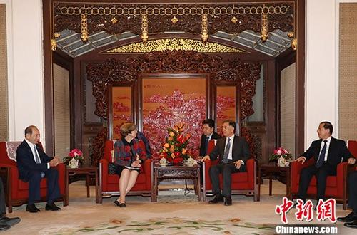 12月1日,中共中央政治局常委、国务院副总理汪洋在北京中南海紫光阁会见了美中关系全国委员会理事会主席、前美国贸易代表希尔斯为团长的美中关系全国委员会代表团。 <a target='_blank' href='http://www.chinanews.com/'></table>中新社</a>记者 毛建军 摄