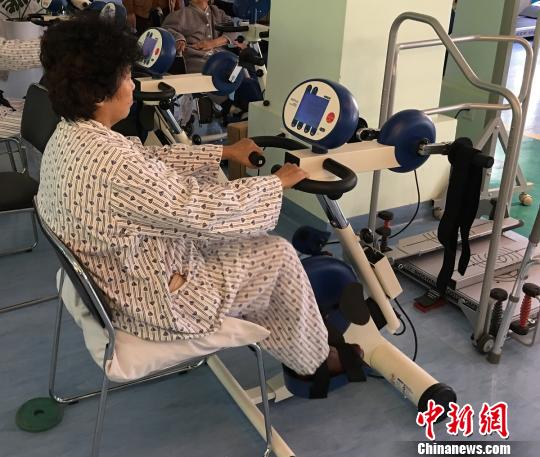 到2020年,北京将实现每千常住人口0.5张康复护理床位,每张康复床位至少配备医师0.15名。图为北京市第一康复医院(西城区展览路医院)的康复治疗中心内,患者进行康复训练。 杜燕 摄