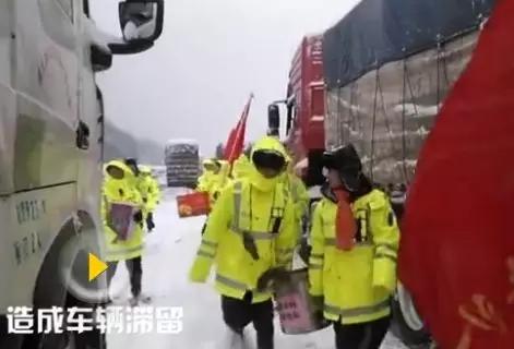 截图自中新视频