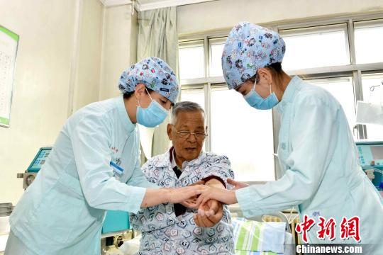 ͼΪ���λ�ʦ����������������Ө ��