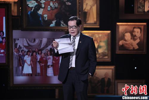 著名华人刑事鉴识学专家李昌钰近日参加了综艺节目《谢谢了,我的家》录制,谈家风、家训。图为李昌钰在录制现场朗读自己写给孙子的信。 <a target='_blank' href='http://www.chinanews.com/'></table>中新社</a>发 钟欣 摄