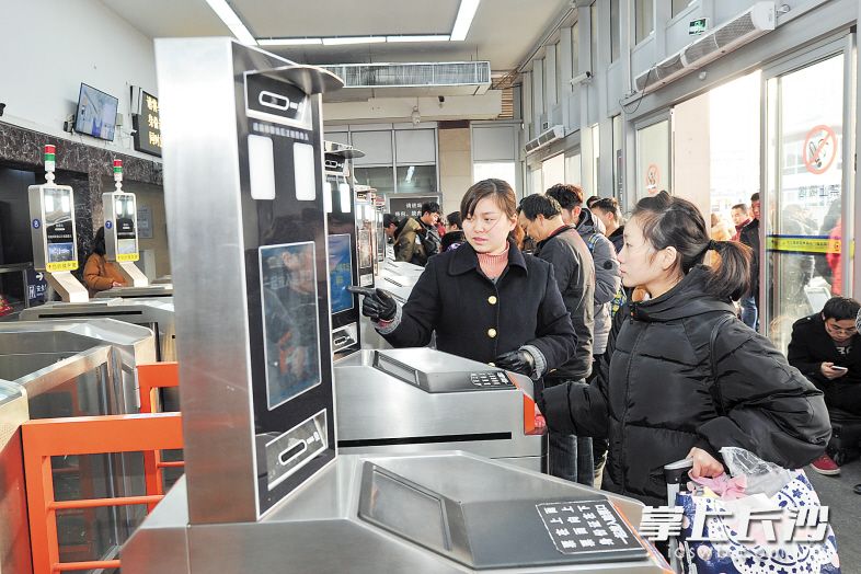 �������磬��ɳ��վ��վ�ڣ��ڶ��ÿ�ͨ����ˢ����բ����վ�� ��ɳ�������� ��־ΰ ��