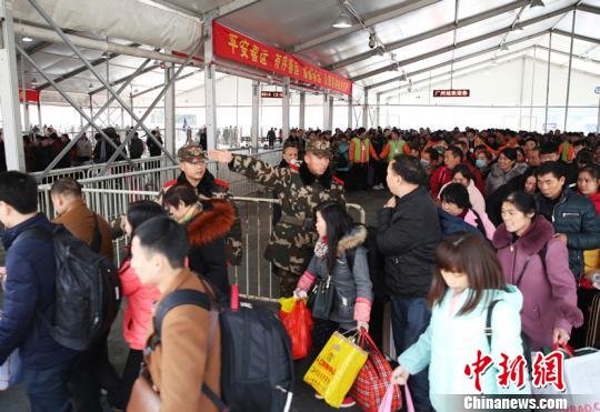 武警官兵在各进站口维护秩序,确保旅客安全有序进站。 潘桂添 摄