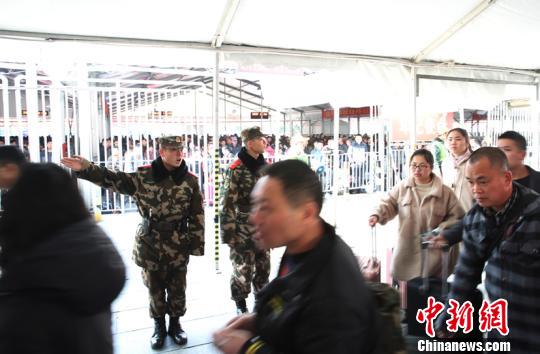 武警广东省总队机动支队官兵在广州火车站引导旅客有序进站 。 潘桂添 摄