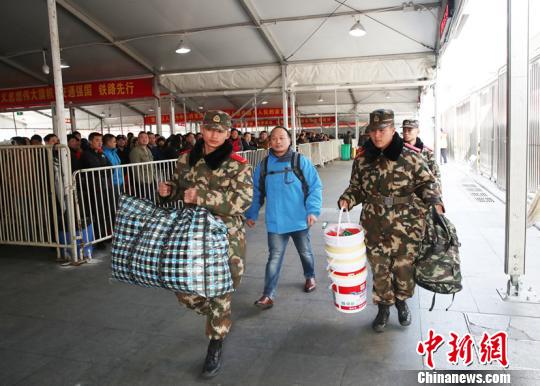 武警执勤官兵帮助返乡旅客。 潘桂添 摄