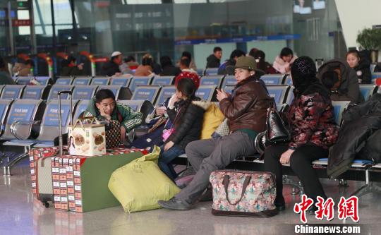 ͼΪ����վ�ÿ͵ȴ��ϳ����������� ��